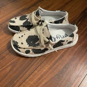 Boutique style slip on shoes size 6